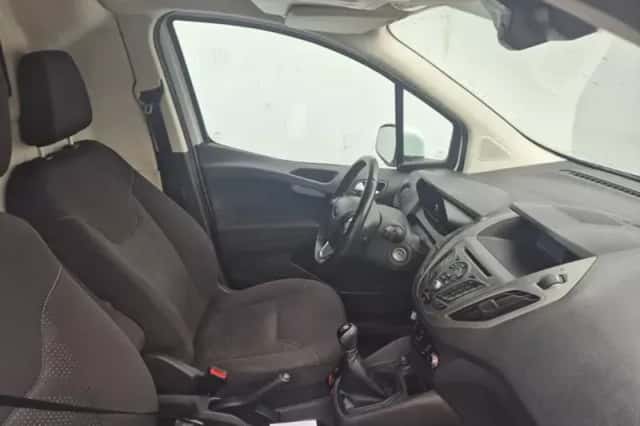 Ford Transit Courier (2016) thumbnail 2