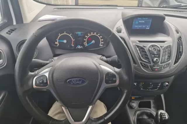 Ford Transit Courier (2016) thumbnail 3