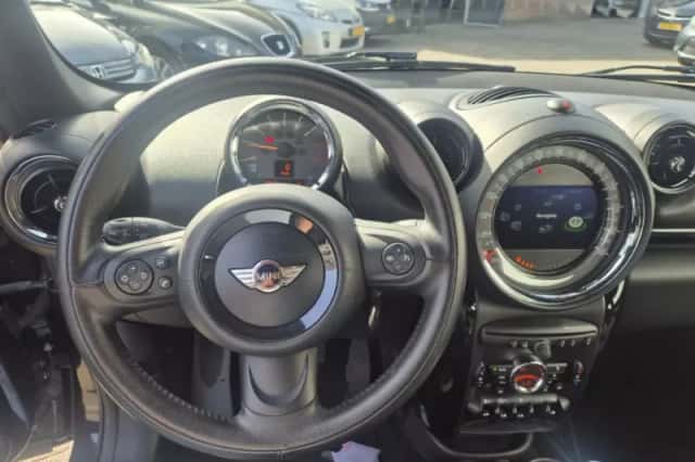 MINI Countryman (2016) thumbnail 3