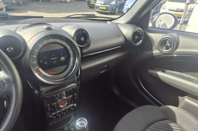 MINI Countryman (2016) thumbnail 4
