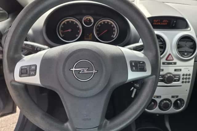 Opel Corsa (2010) thumbnail 3
