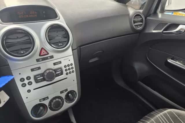 Opel Corsa (2010) thumbnail 4