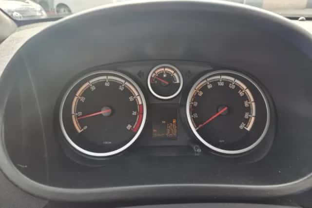 Opel Corsa (2010) thumbnail 5
