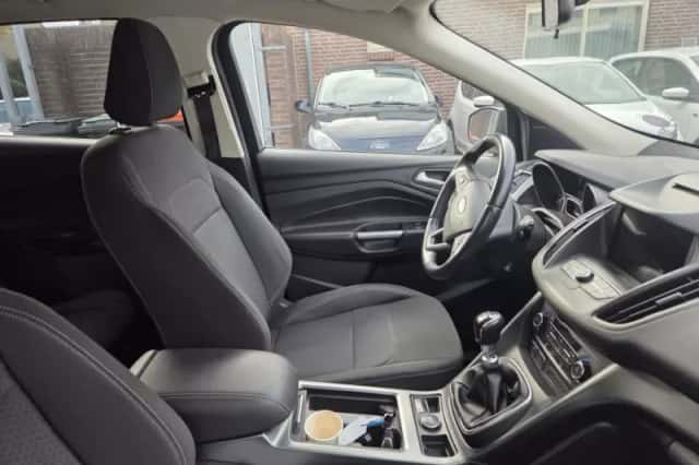 Ford Kuga (2018) thumbnail 3