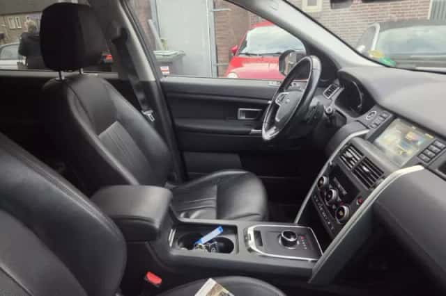 Land Rover Discovery Sport (2019) thumbnail 2