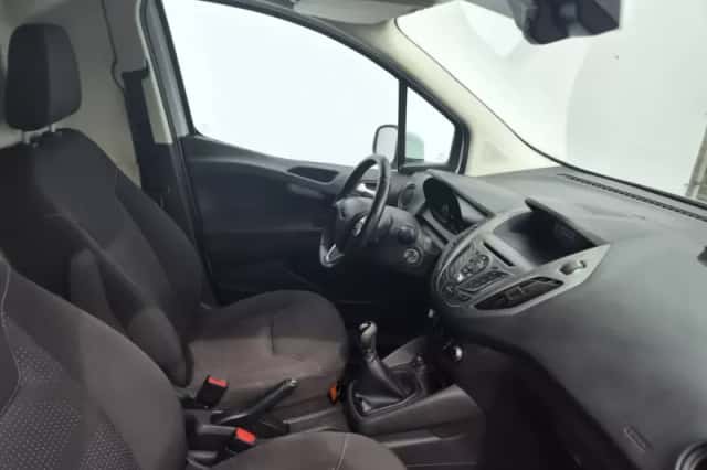 Ford Transit Courier (2016) thumbnail 2