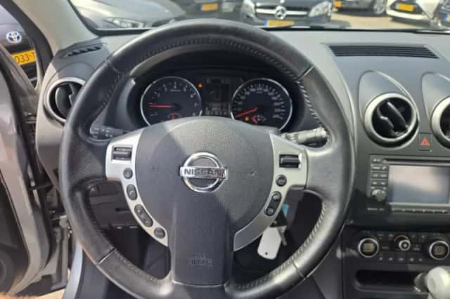 Nissan Qashqai (2010) thumbnail 3