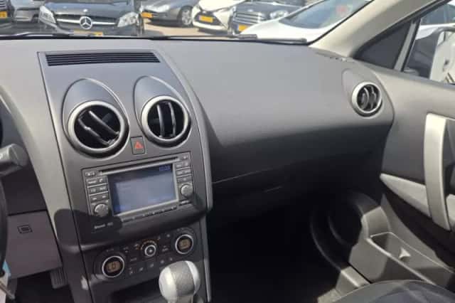 Nissan Qashqai (2010) thumbnail 4