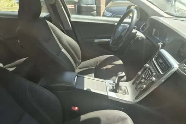 Volvo V60 (2016) thumbnail 2
