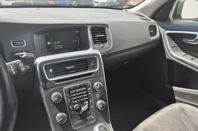 Volvo V60 (2016) thumbnail 4