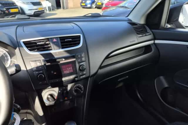 Suzuki Swift (2015) thumbnail 6