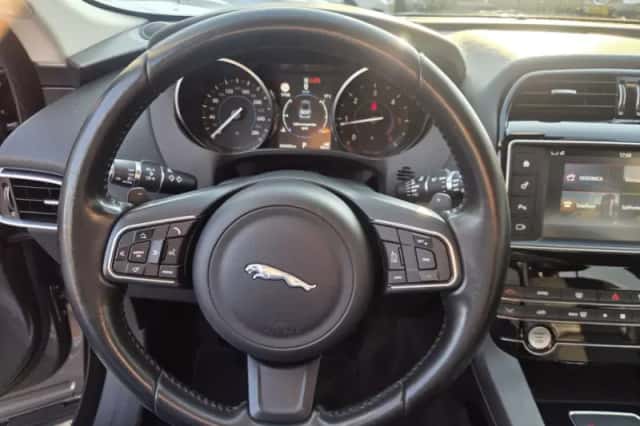 Jaguar F-Pace (2017) thumbnail 4
