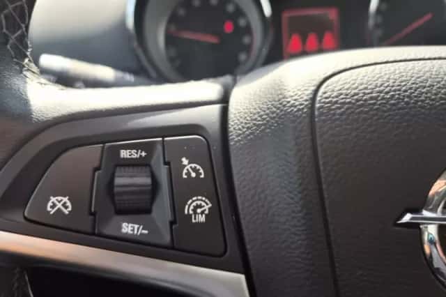 Opel Zafira (2014) thumbnail 3