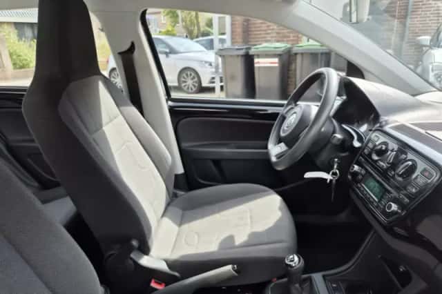 Volkswagen Up! (2015) thumbnail 2