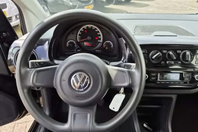 Volkswagen Up! (2015) thumbnail 4