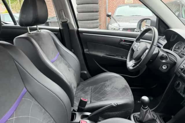 Suzuki Swift (2015) thumbnail 2