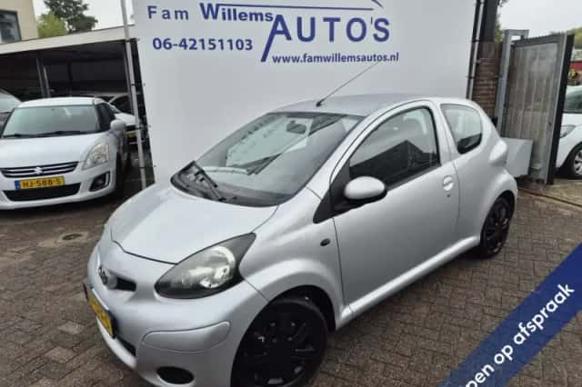 Toyota Aygo (2011) thumbnail 1