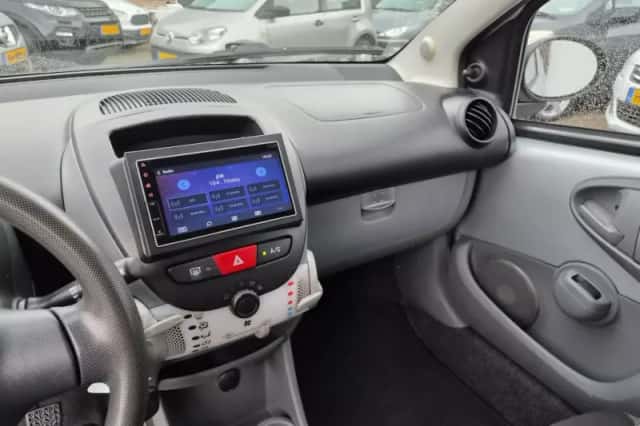 Toyota Aygo (2011) thumbnail 5