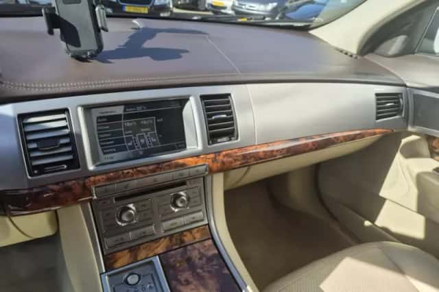Jaguar XF (2008) thumbnail 5