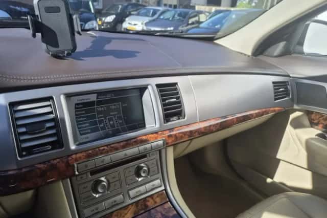 Jaguar XF (2008) thumbnail 6