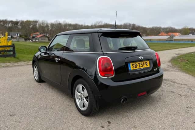 MINI Cooper (2018) thumbnail 3