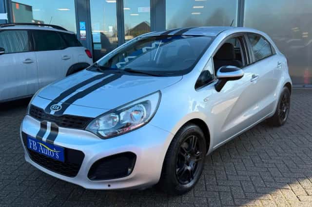 Kia Rio (2012) thumbnail 3
