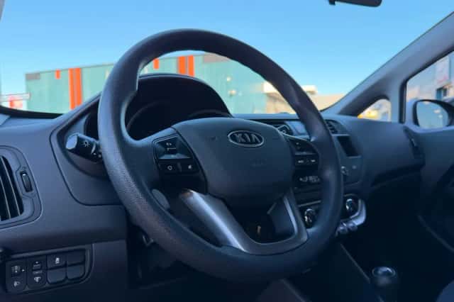 Kia Rio (2012) thumbnail 5