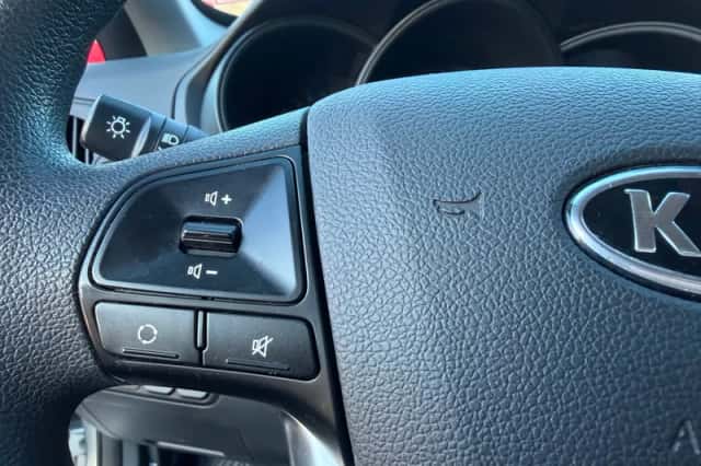 Kia Rio (2012) thumbnail 6