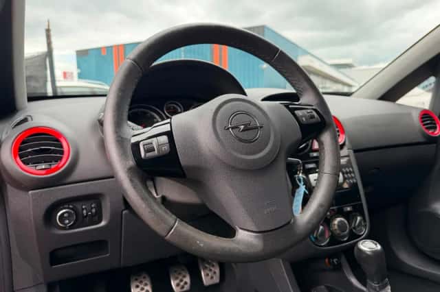 Opel Corsa (2011) thumbnail 5