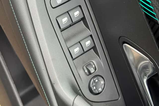 Peugeot 2008 (2023) thumbnail 2