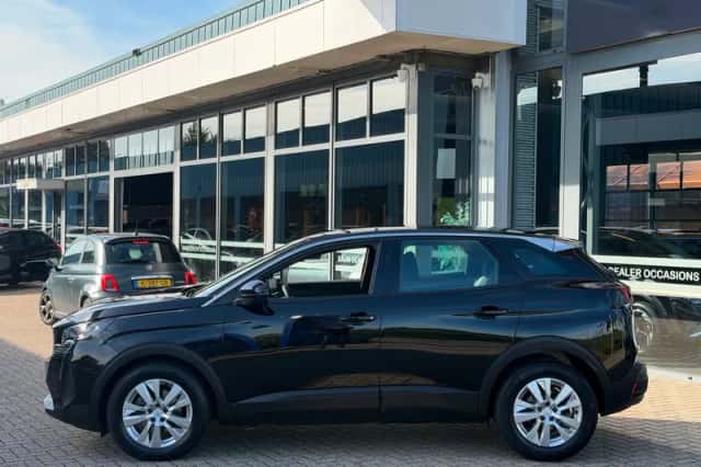 Peugeot 3008 (2023) thumbnail 4