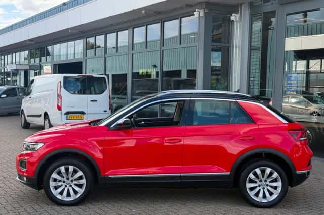 Volkswagen T-Roc (2020) thumbnail 3