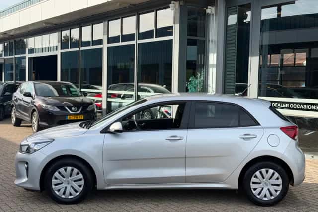 Kia Rio (2017) thumbnail 4