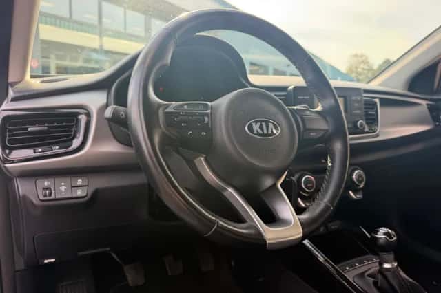 Kia Rio (2017) thumbnail 5