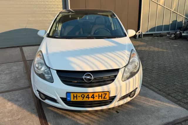 Opel Corsa (2010) thumbnail 1