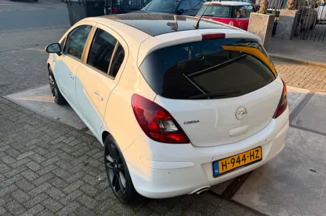 Opel Corsa (2010) thumbnail 5