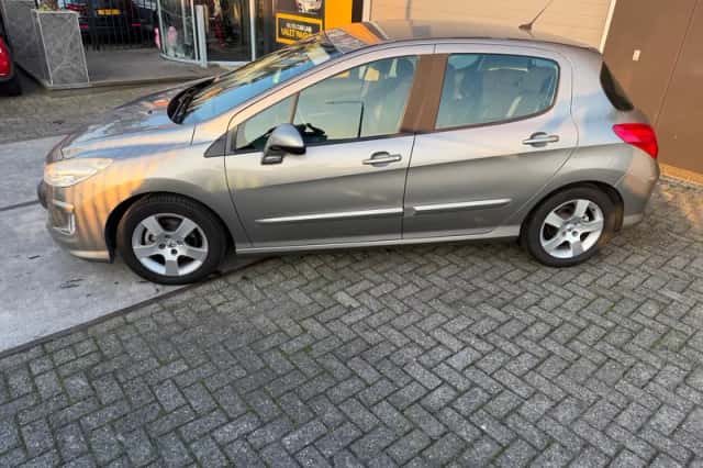 Peugeot 308 (2011) thumbnail 2