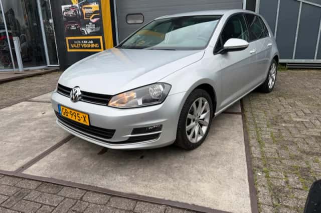Volkswagen Golf (2015) thumbnail 2