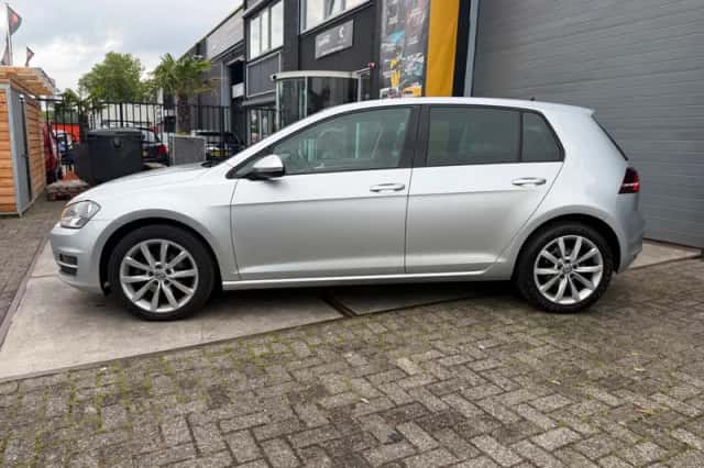 Volkswagen Golf (2015) thumbnail 3