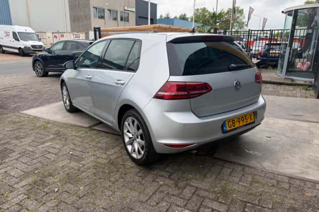 Volkswagen Golf (2015) thumbnail 4