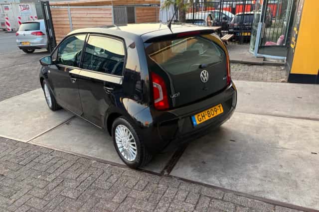 Volkswagen Up! (2015) thumbnail 5