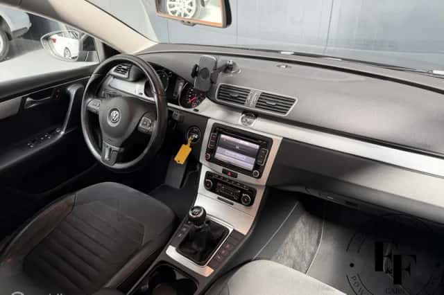 Volkswagen Passat (2011) thumbnail 3