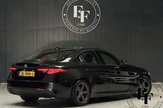 Alfa Romeo Giulia (2016) thumbnail 2