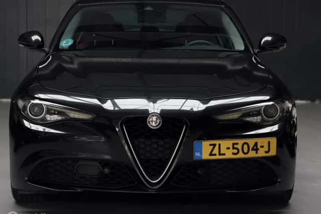 Alfa Romeo Giulia (2016) thumbnail 5