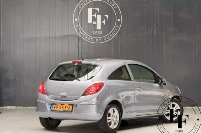 Opel Corsa (2010) thumbnail 2