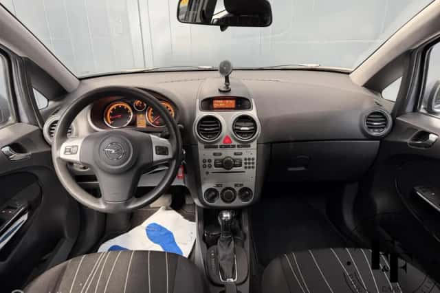 Opel Corsa (2010) thumbnail 3