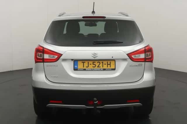 Suzuki S-Cross (2018) thumbnail 4