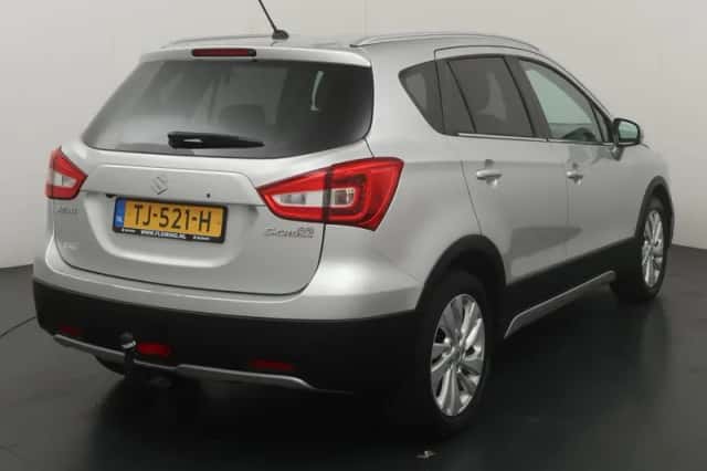 Suzuki S-Cross (2018) thumbnail 5