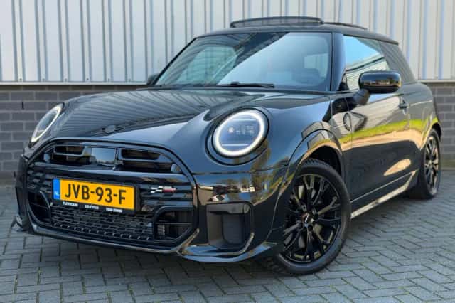 MINI Cooper (2024) thumbnail 1