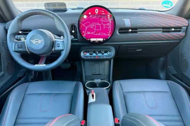 MINI Cooper (2024) thumbnail 2